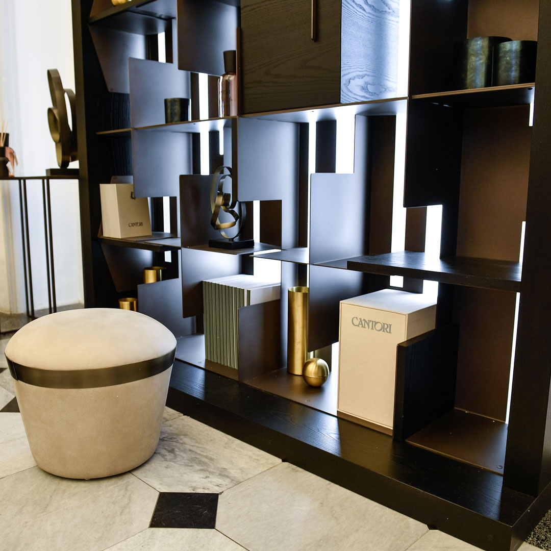 Self-supporting bookcases: a play of full and empty spaces. - Cantori